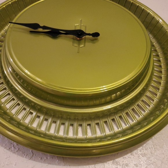 Vintage Oldsmobile Hubcap clock - Picture 4 of 4